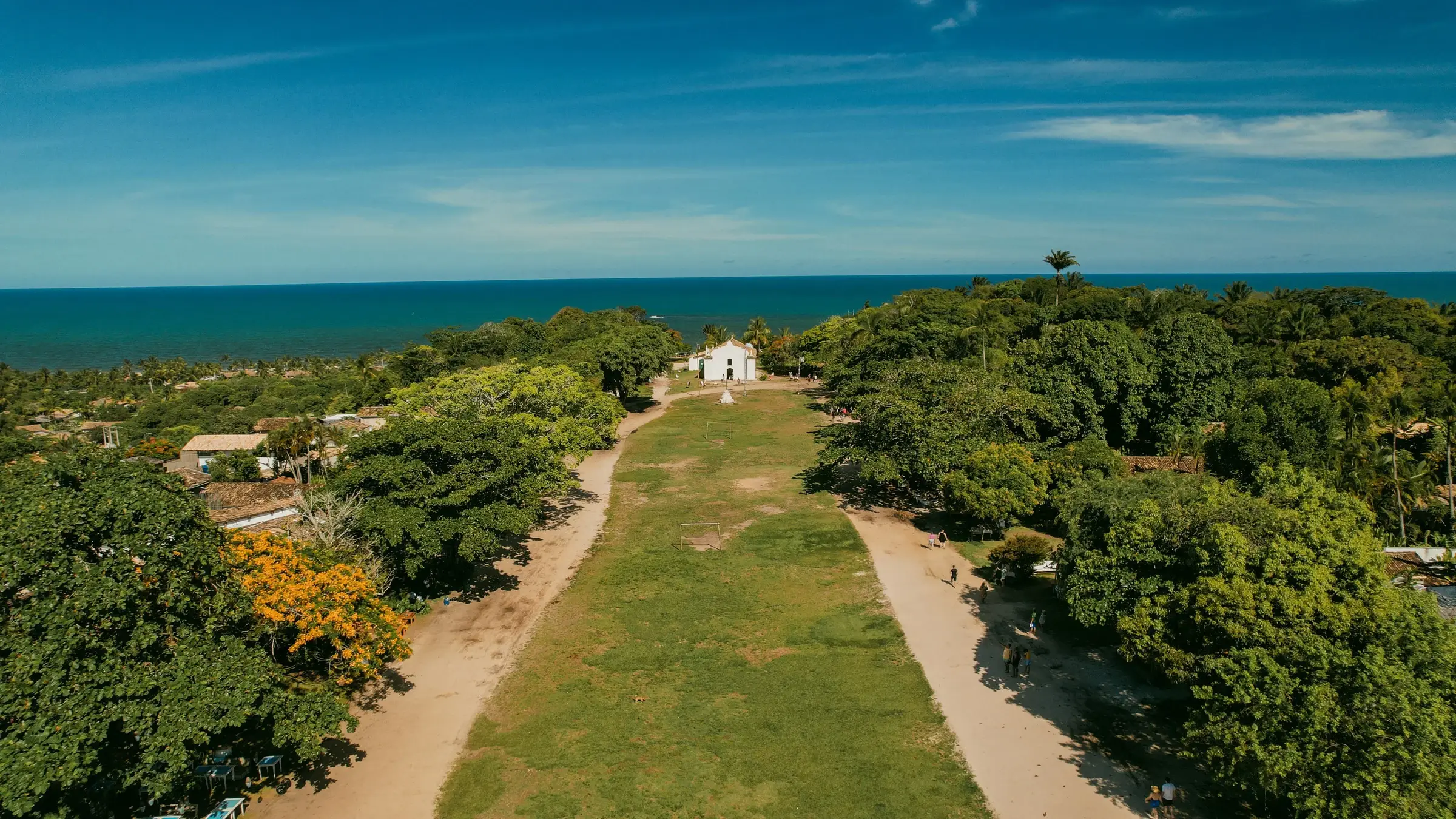 Vista aérea do Quadrado de Trancoso, com a igreja de São João Batista voltada para o mar