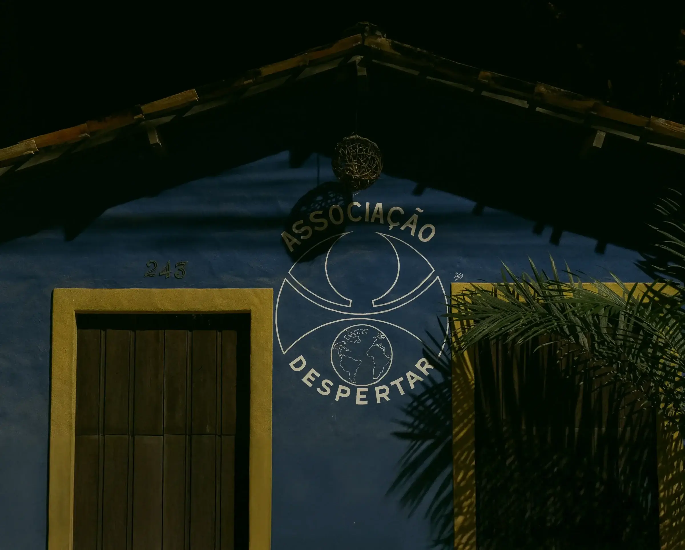 Fachada da sede da Associação Despertar, com o logotipo pintado na parede
