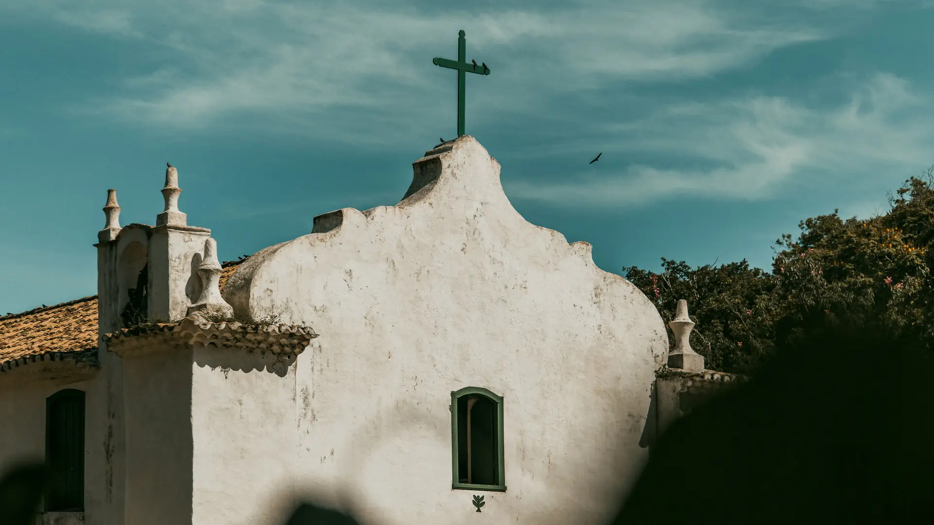 Frontão da igreja do Quadrado de Trancoso, em branco, contra o céu