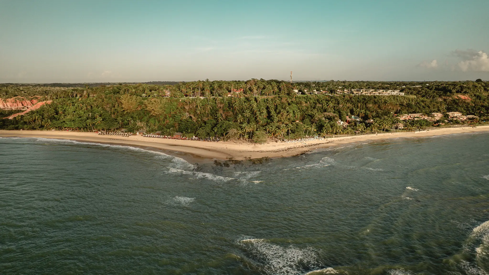 Vista aérea da ponta de Pitinga com a mata e a praia contornando o mar