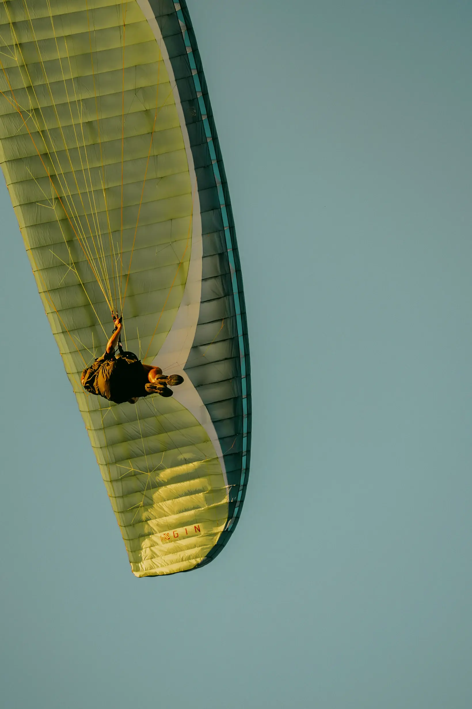 Parapente sobre as falésias da Pitinga, em Arraial d'Ajuda