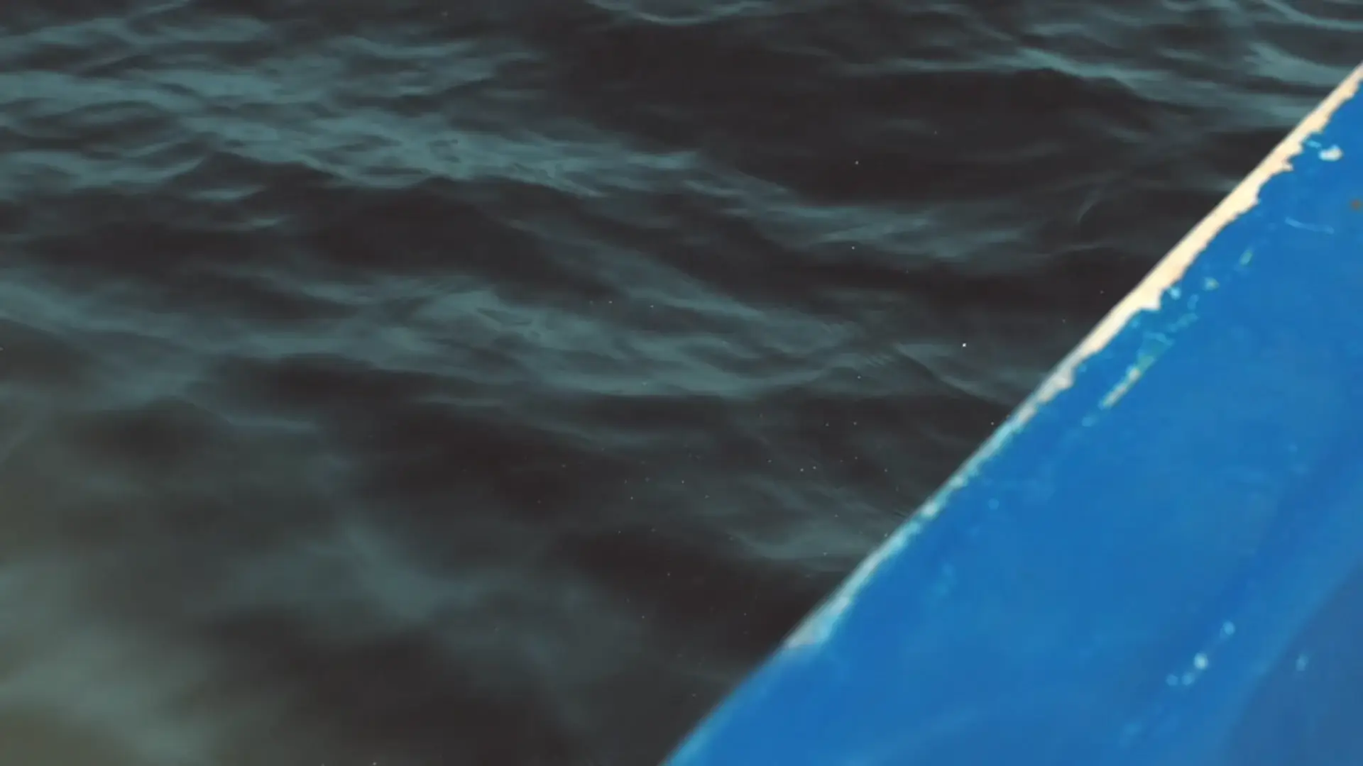 Borda azul de um barco sobre o mar escuro, no sul da Bahia