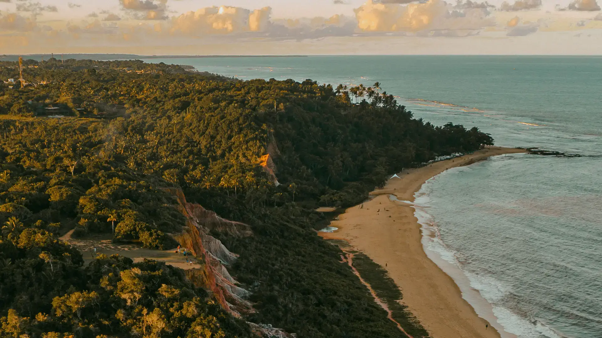 Costa de Pitinga vista do alto: falésias, mata e praia ao entardecer