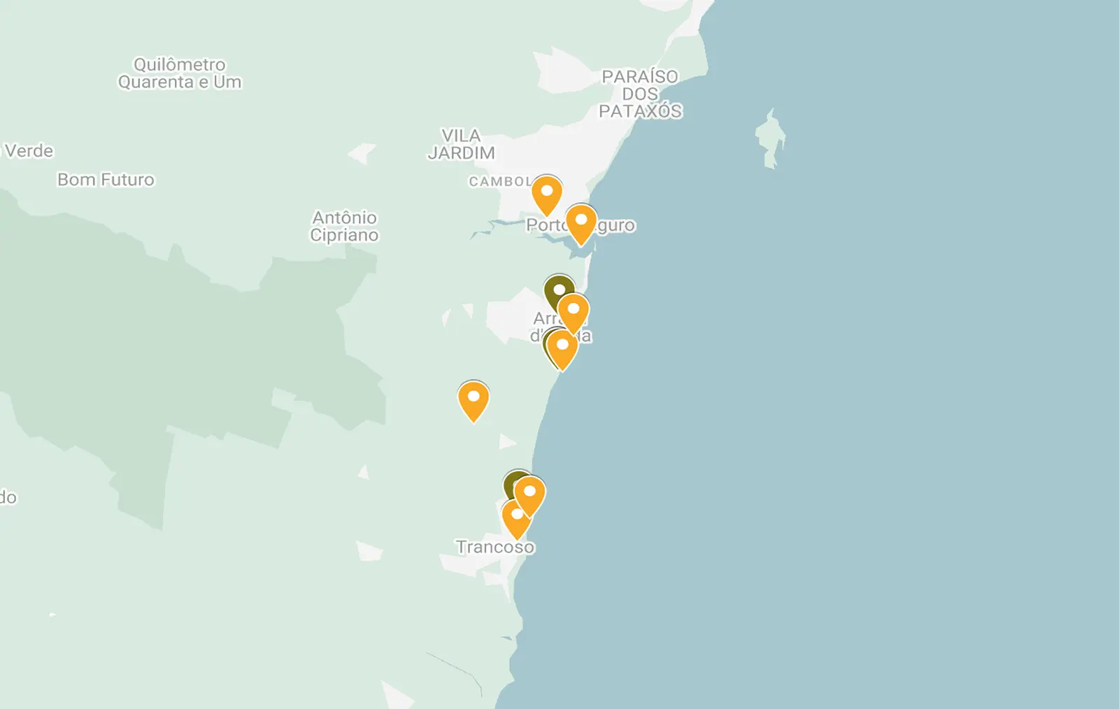 Um mapa destacando casas de praia de alto padrão ao longo do litoral de Porto Seguro a Trancoso, com marcadores laranja indicando locais próximos a Arraial d'Ajuda e áreas próximas, como Vila Jardim e Antônio Cipriano, rotuladas.