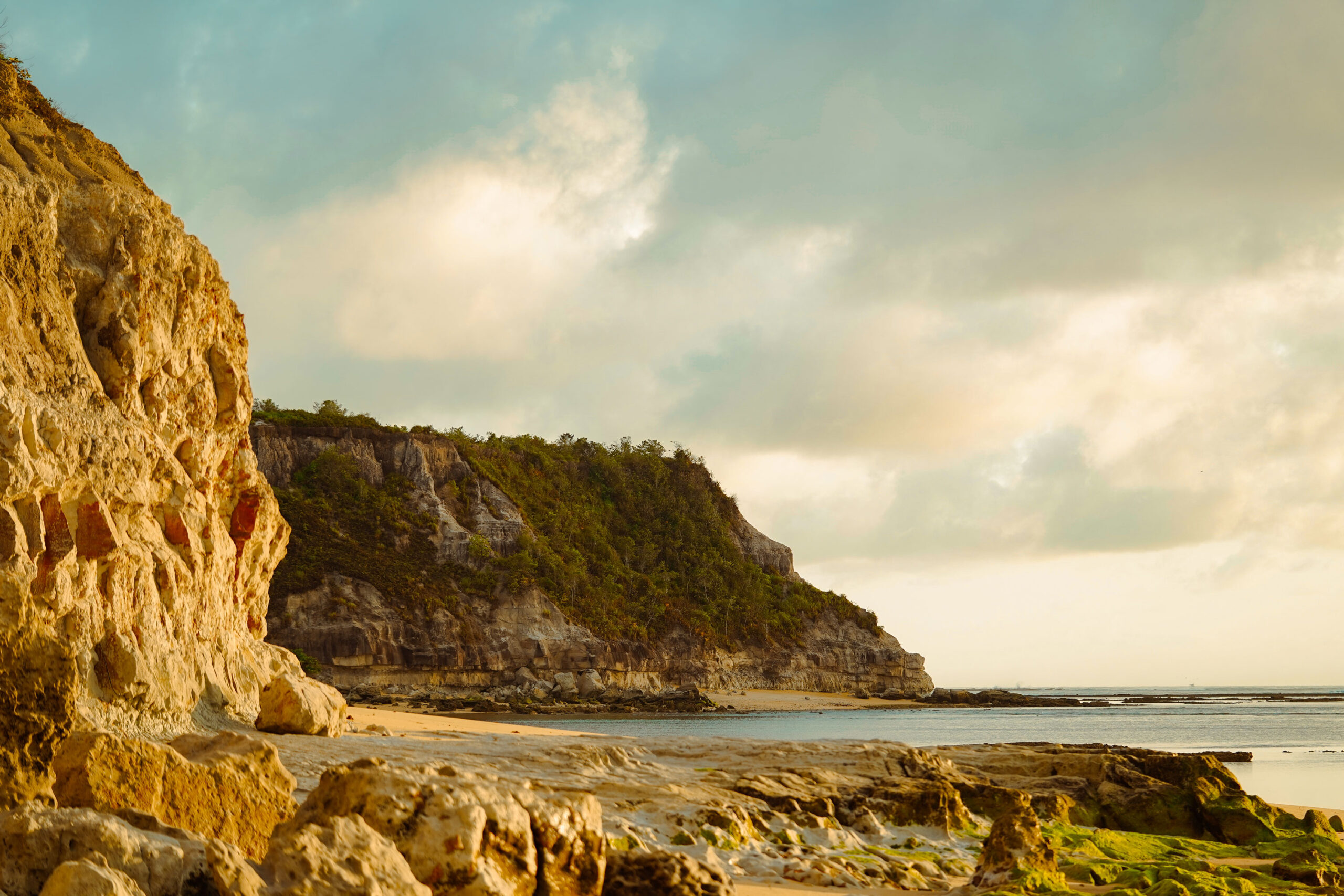 Entre Trancoso e Caraíva, revela-se um éden intocado à frente de uma das praias mais belas do Brasil: a Praia do Espelho.