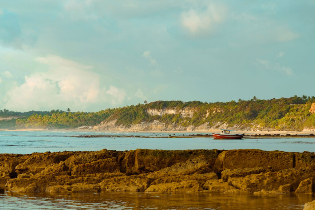 Entre Trancoso e Caraíva, revela-se um éden intocado à frente de uma das praias mais belas do Brasil: a Praia do Espelho.