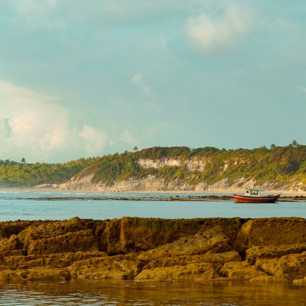 Entre Trancoso e Caraíva, revela-se um éden intocado à frente de uma das praias mais belas do Brasil: a Praia do Espelho.