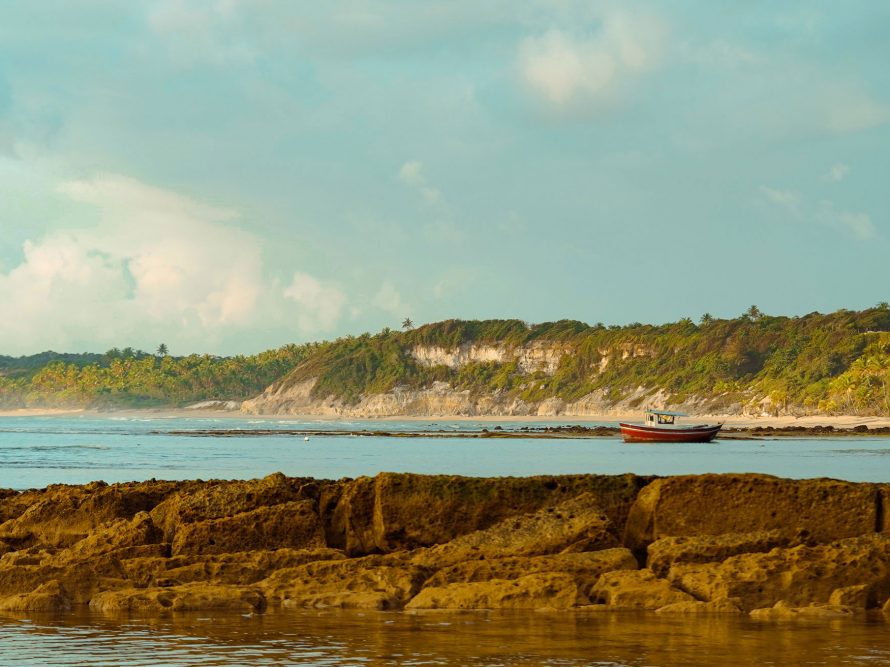 Entre Trancoso e Caraíva, revela-se um éden intocado à frente de uma das praias mais belas do Brasil: a Praia do Espelho.